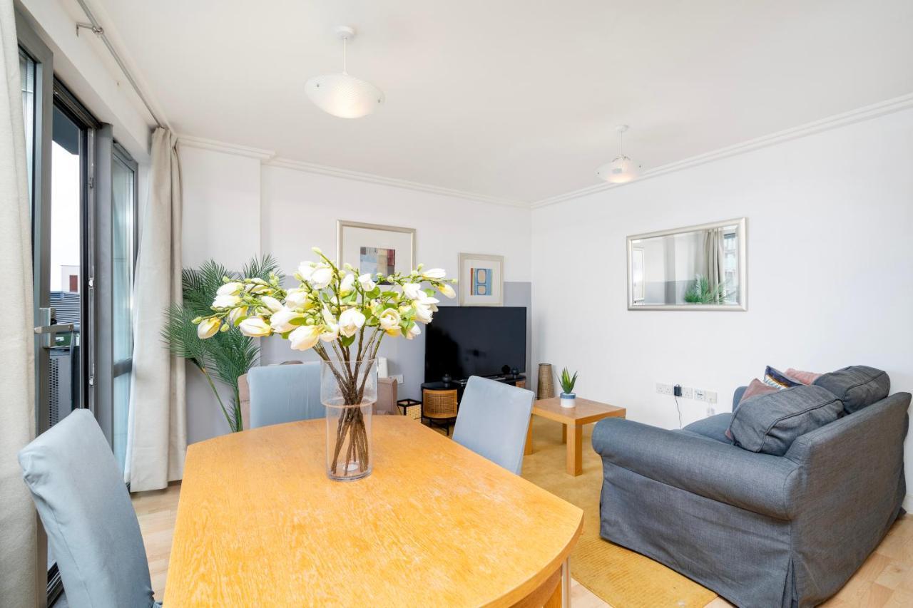 Cosy Flat Right Opp Tube Station Apartment London Ngoại thất bức ảnh