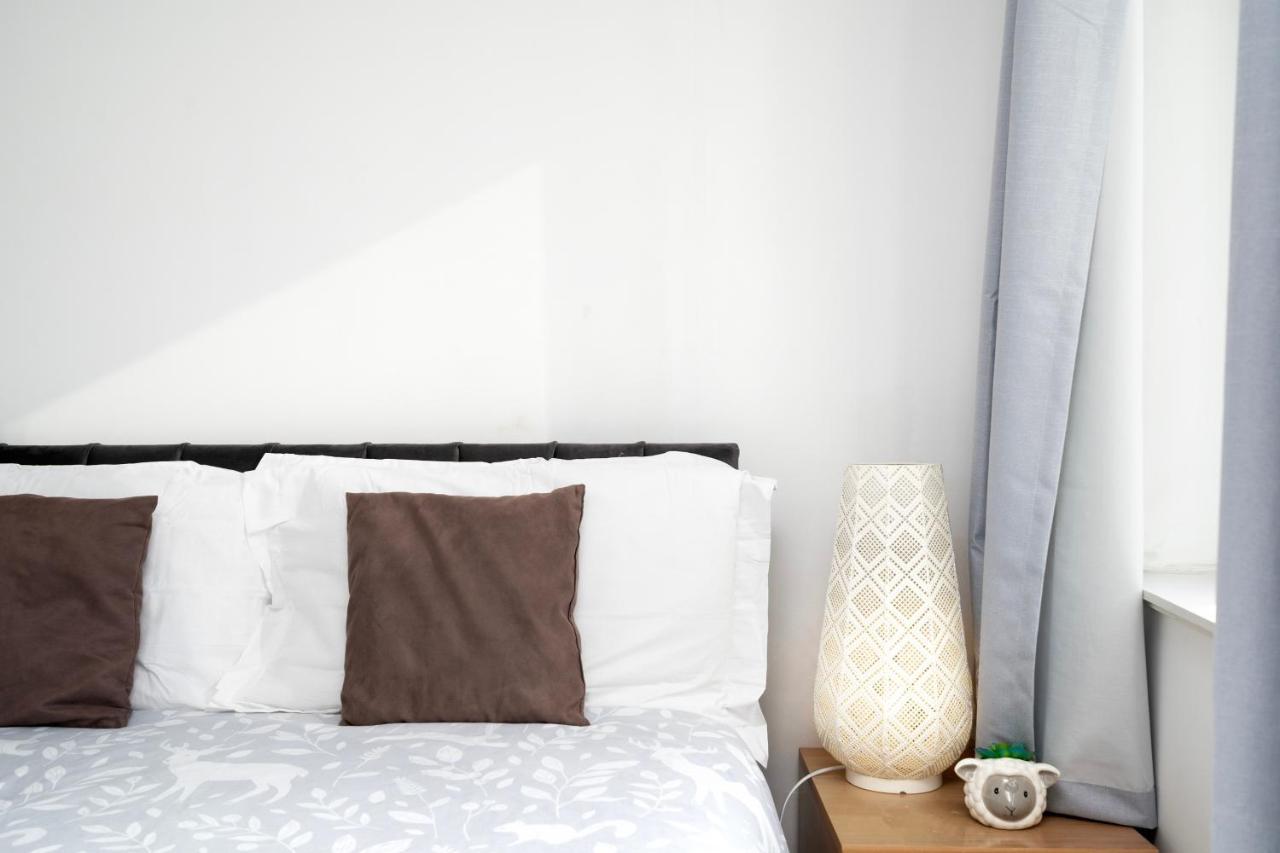 Cosy Flat Right Opp Tube Station Apartment London Ngoại thất bức ảnh