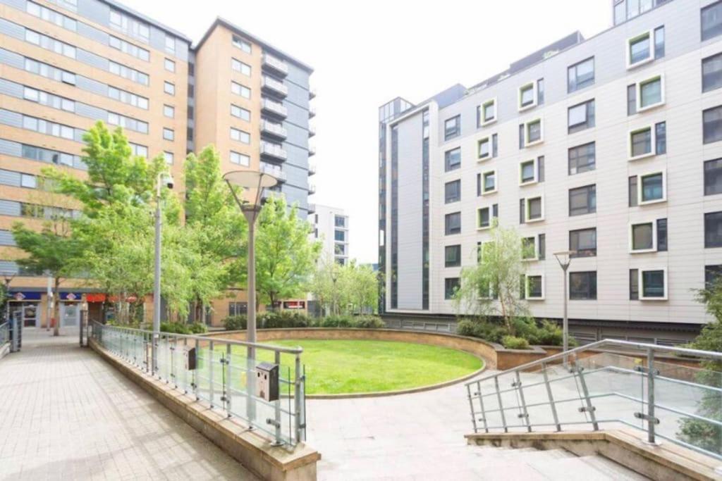 Cosy Flat Right Opp Tube Station Apartment London Ngoại thất bức ảnh